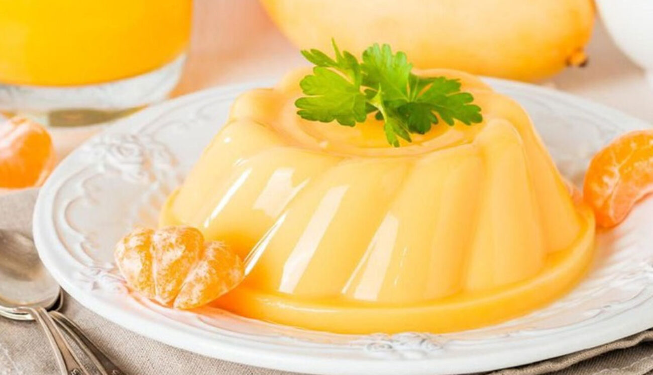 Puding-Susu-dengan-Saus-Jeruk-Segar