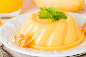 Puding-Susu-dengan-Saus-Jeruk-Segar